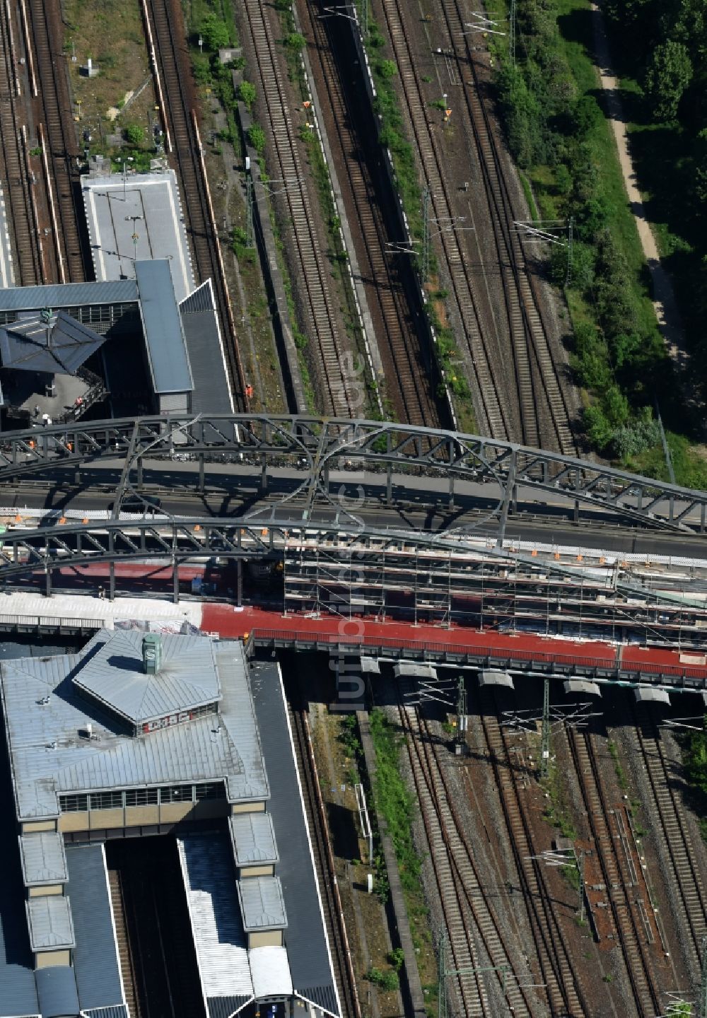 Berlin von oben - Baustelle zu Sanierungsarbeiten am Straßen- Brückenbauwerk S-Bahnhof Bornholmer Straße in Berlin