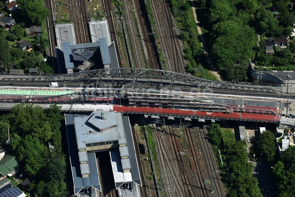 Berlin aus der Vogelperspektive: Baustelle zu Sanierungsarbeiten am Straßen- Brückenbauwerk S-Bahnhof Bornholmer Straße in Berlin