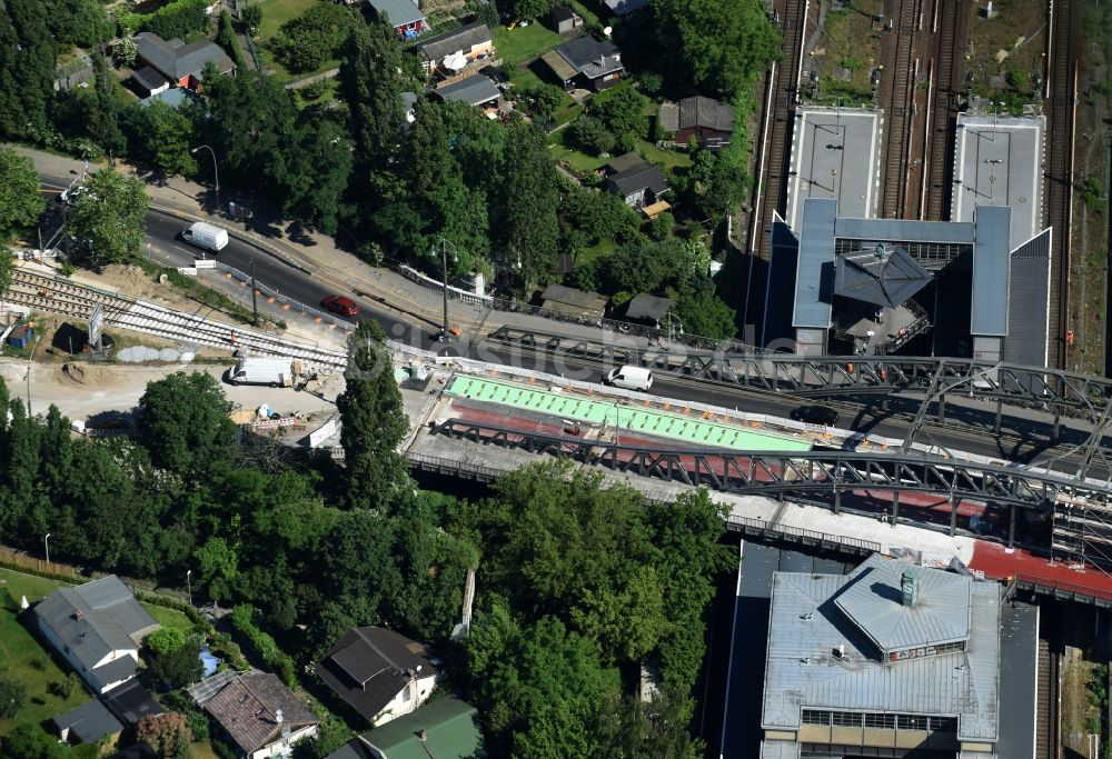 Luftaufnahme Berlin - Baustelle zu Sanierungsarbeiten am Straßen- Brückenbauwerk S-Bahnhof Bornholmer Straße in Berlin