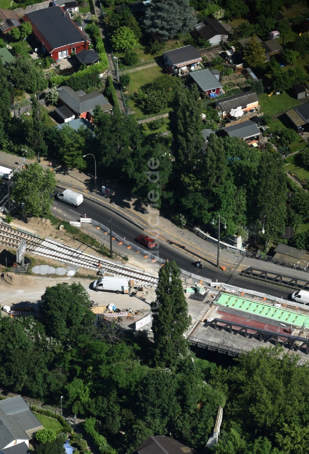 Berlin von oben - Baustelle zu Sanierungsarbeiten am Straßen- Brückenbauwerk S-Bahnhof Bornholmer Straße in Berlin