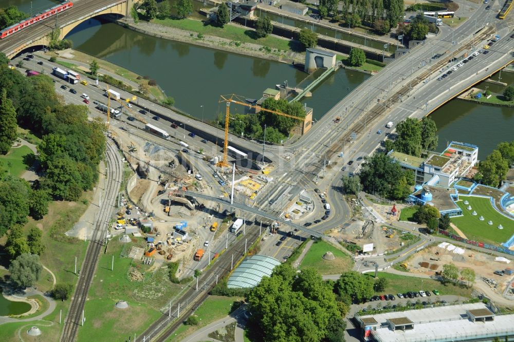 Stuttgart von oben - Baustelle zu Sanierungsarbeiten am Straßen- Brückenbauwerk König-Karls-Brücke in Stuttgart im Bundesland Baden-Württemberg