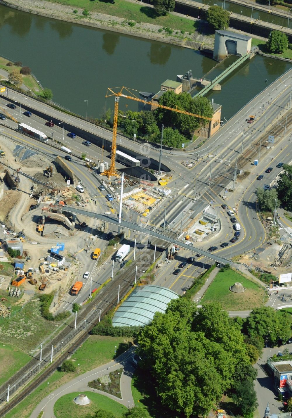 Stuttgart aus der Vogelperspektive: Baustelle zu Sanierungsarbeiten am Straßen- Brückenbauwerk König-Karls-Brücke in Stuttgart im Bundesland Baden-Württemberg