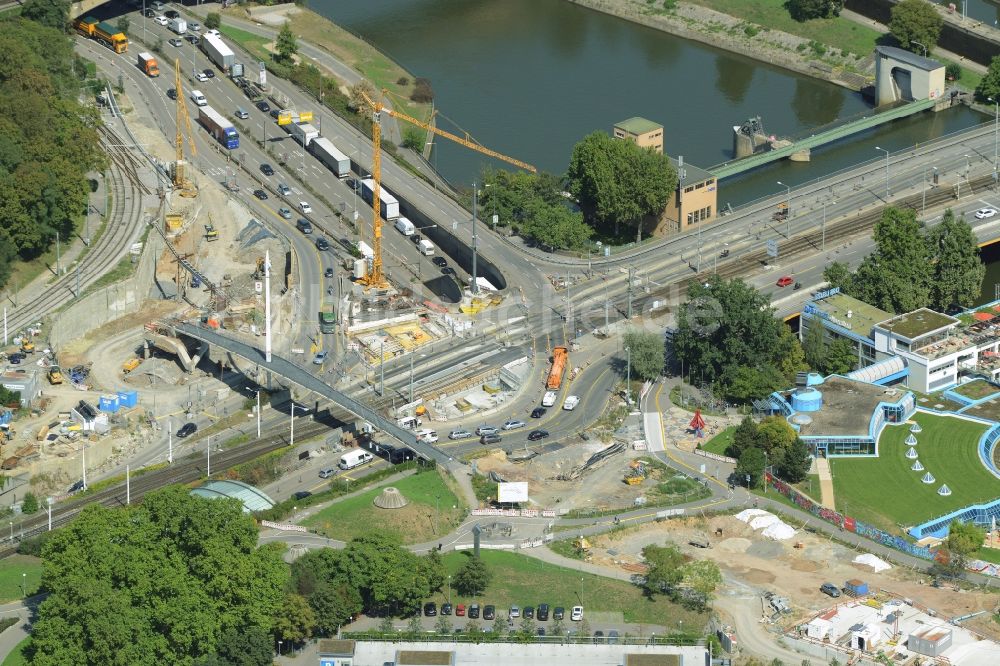 Luftaufnahme Stuttgart - Baustelle zu Sanierungsarbeiten am Straßen- Brückenbauwerk König-Karls-Brücke in Stuttgart im Bundesland Baden-Württemberg