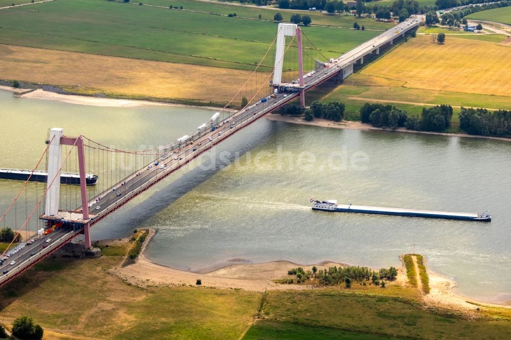 Luftaufnahme Emmerich am Rhein - Baustelle zu Sanierungsarbeiten am Straßen- Brückenbauwerk der Rheinbrücke in Emmerich am Rhein im Bundesland Nordrhein-Westfalen, Deutschland