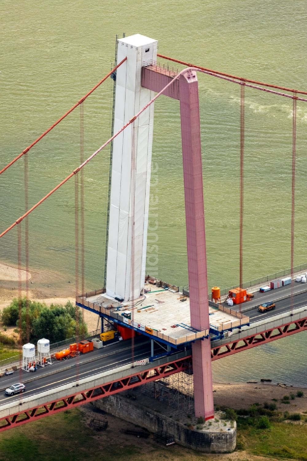 Emmerich am Rhein von oben - Baustelle zu Sanierungsarbeiten am Straßen- Brückenbauwerk der Rheinbrücke in Emmerich am Rhein im Bundesland Nordrhein-Westfalen, Deutschland