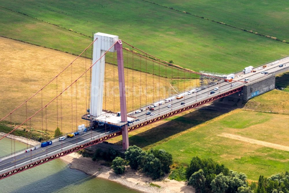 Luftbild Emmerich am Rhein - Baustelle zu Sanierungsarbeiten am Straßen- Brückenbauwerk der Rheinbrücke in Emmerich am Rhein im Bundesland Nordrhein-Westfalen, Deutschland