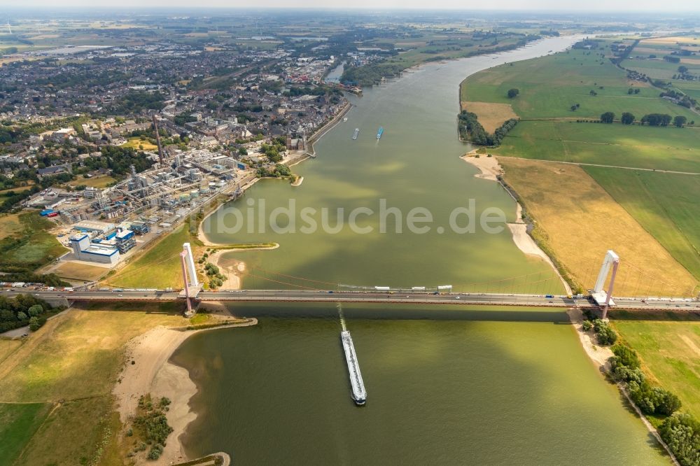 Emmerich am Rhein von oben - Baustelle zu Sanierungsarbeiten am Straßen- Brückenbauwerk der Rheinbrücke in Emmerich am Rhein im Bundesland Nordrhein-Westfalen, Deutschland