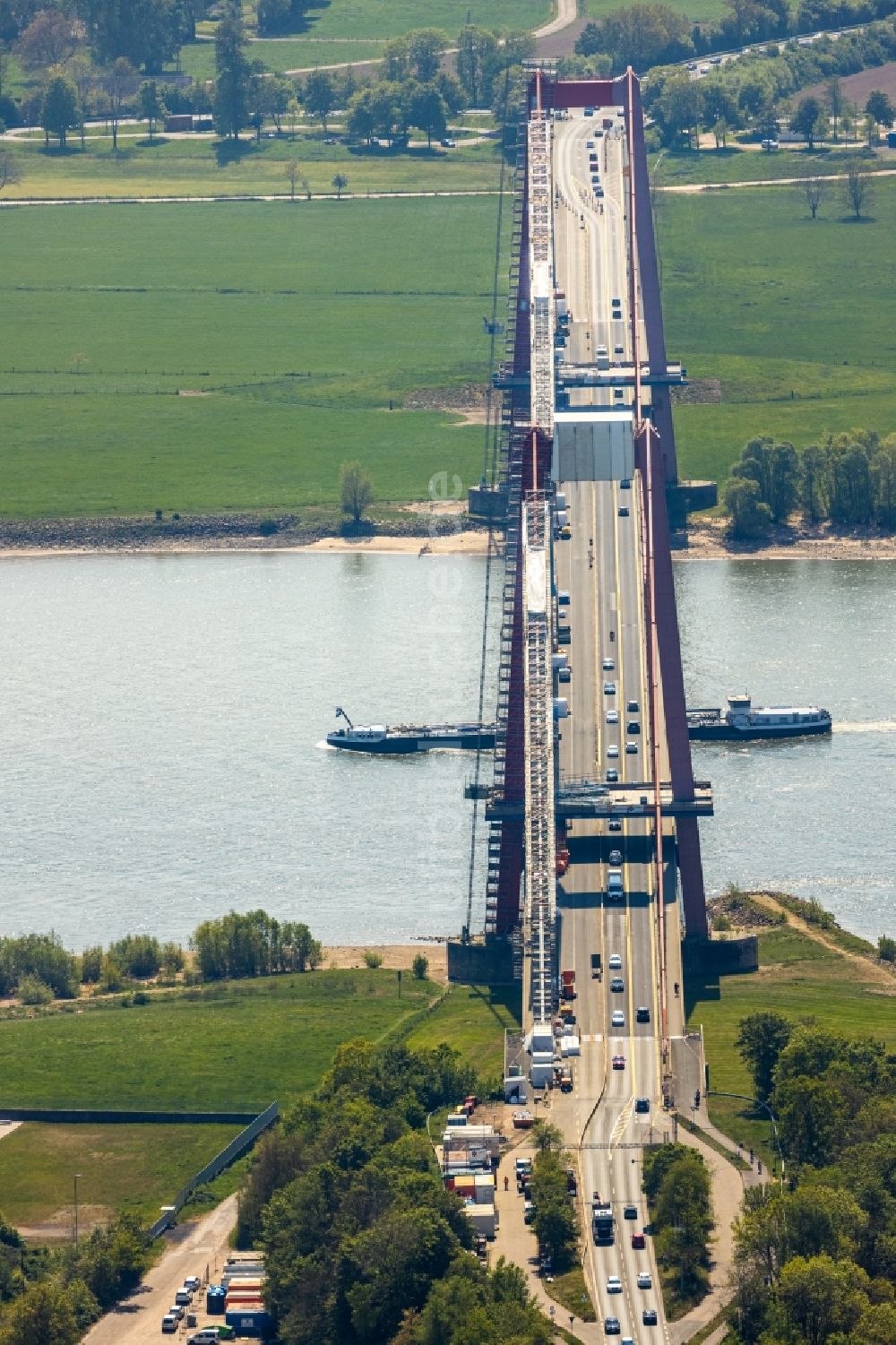 Emmerich am Rhein aus der Vogelperspektive: Baustelle zu Sanierungsarbeiten am Straßen- Brückenbauwerk der Rheinbrücke in Emmerich am Rhein im Bundesland Nordrhein-Westfalen, Deutschland