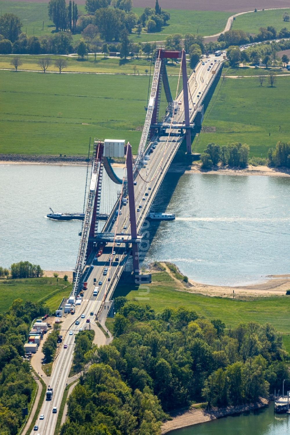 Luftbild Emmerich am Rhein - Baustelle zu Sanierungsarbeiten am Straßen- Brückenbauwerk der Rheinbrücke in Emmerich am Rhein im Bundesland Nordrhein-Westfalen, Deutschland