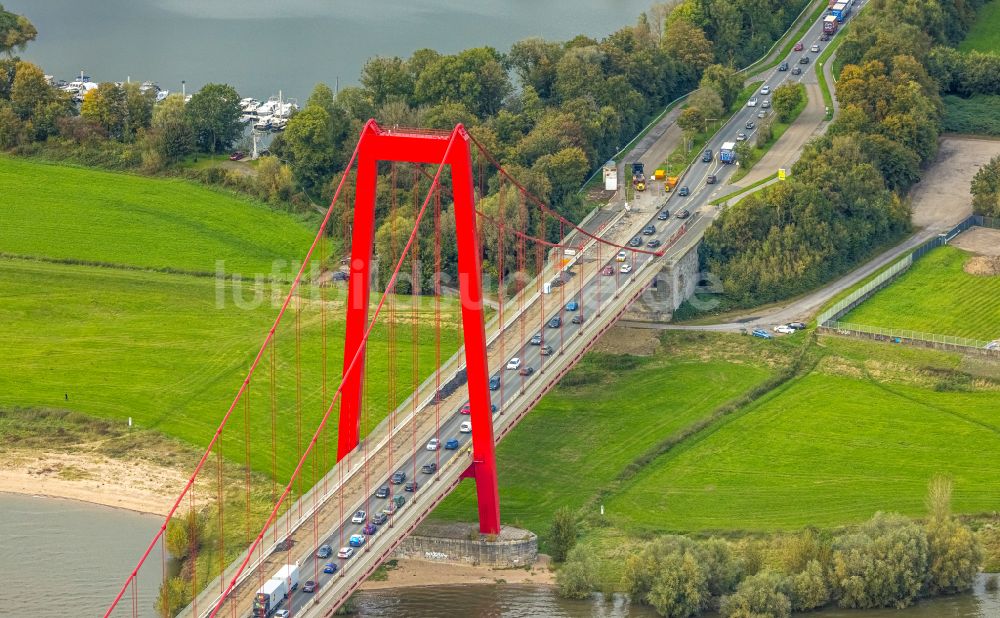 Emmerich am Rhein aus der Vogelperspektive: Baustelle zu Sanierungsarbeiten am Straßen- Brückenbauwerk der Rheinbrücke in Emmerich am Rhein im Bundesland Nordrhein-Westfalen, Deutschland