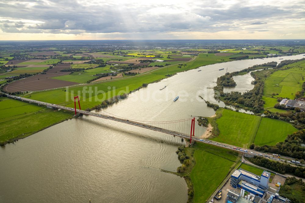 Luftaufnahme Emmerich am Rhein - Baustelle zu Sanierungsarbeiten am Straßen- Brückenbauwerk der Rheinbrücke in Emmerich am Rhein im Bundesland Nordrhein-Westfalen, Deutschland