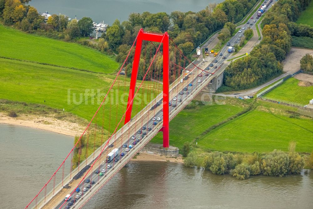 Emmerich am Rhein von oben - Baustelle zu Sanierungsarbeiten am Straßen- Brückenbauwerk der Rheinbrücke in Emmerich am Rhein im Bundesland Nordrhein-Westfalen, Deutschland