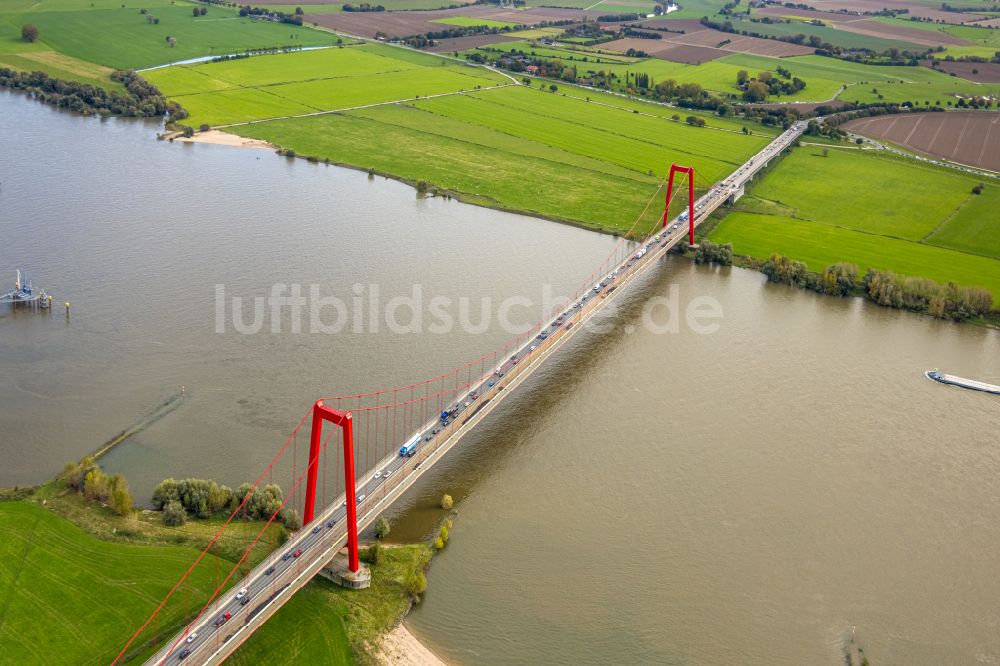 Emmerich am Rhein aus der Vogelperspektive: Baustelle zu Sanierungsarbeiten am Straßen- Brückenbauwerk der Rheinbrücke in Emmerich am Rhein im Bundesland Nordrhein-Westfalen, Deutschland