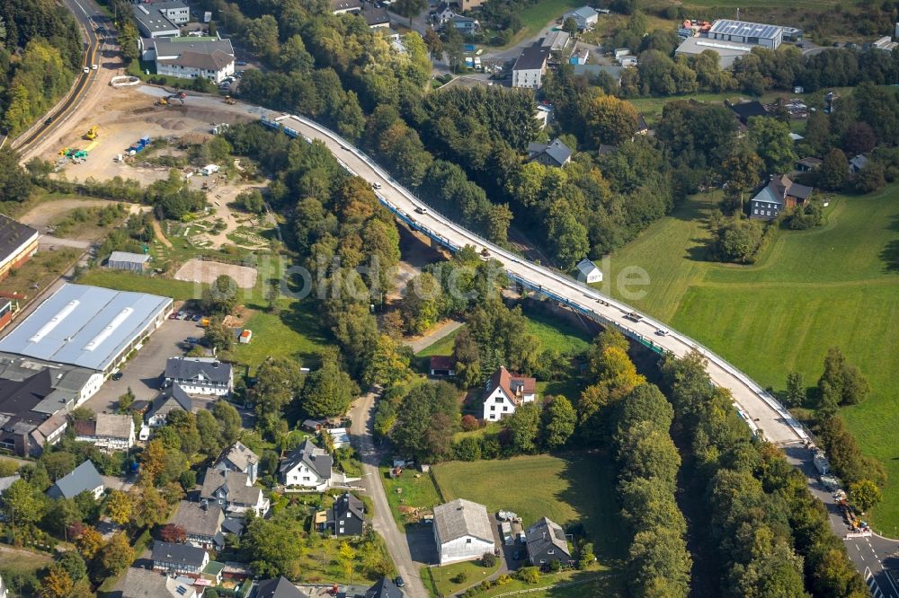 Hilchenbach aus der Vogelperspektive: Baustelle zu Sanierungsarbeiten am Straßen- Brückenbauwerk Talbrücke Allenbach in Hilchenbach im Bundesland Nordrhein-Westfalen, Deutschland