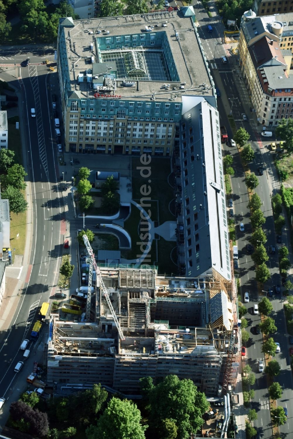 Leipzig von oben - Baustelle zu Sanierungsarbeiten und zur Rekonstruktion des Bugra-Messehaus im Graphischen Viertel in Leipzig im Bundesland Sachsen