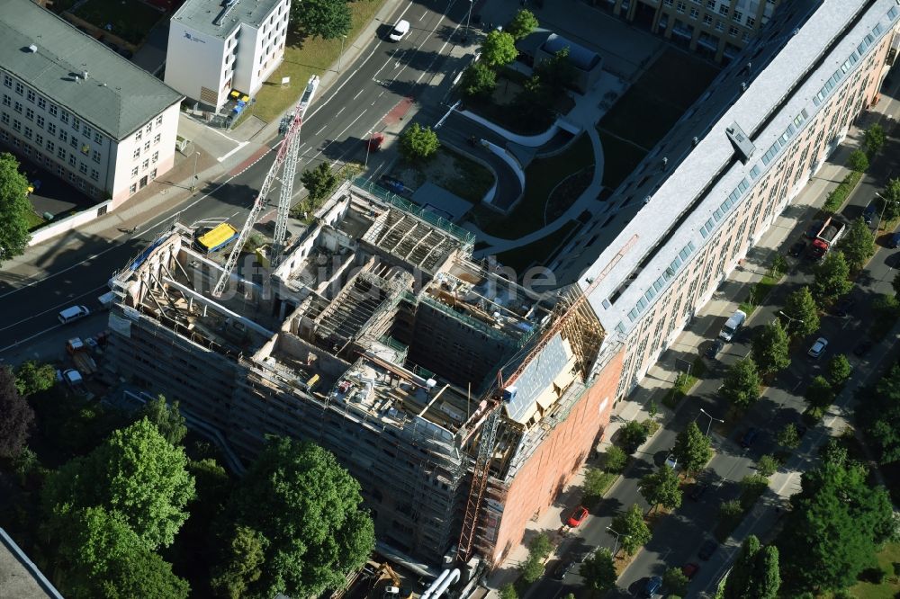 Luftaufnahme Leipzig - Baustelle zu Sanierungsarbeiten und zur Rekonstruktion des Bugra-Messehaus im Graphischen Viertel in Leipzig im Bundesland Sachsen