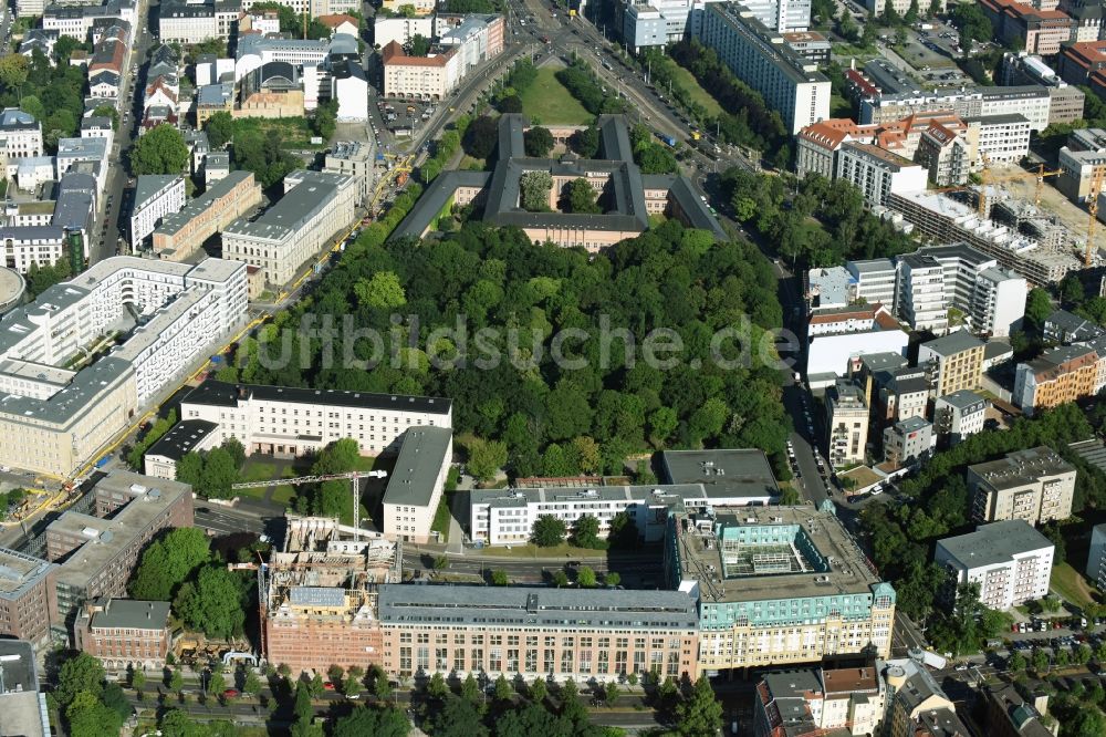 Leipzig aus der Vogelperspektive: Baustelle zu Sanierungsarbeiten und zur Rekonstruktion des Bugra-Messehaus im Graphischen Viertel in Leipzig im Bundesland Sachsen