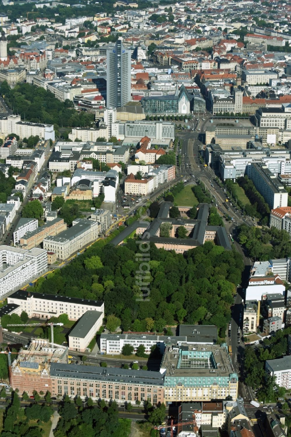 Luftaufnahme Leipzig - Baustelle zu Sanierungsarbeiten und zur Rekonstruktion des Bugra-Messehaus im Graphischen Viertel in Leipzig im Bundesland Sachsen