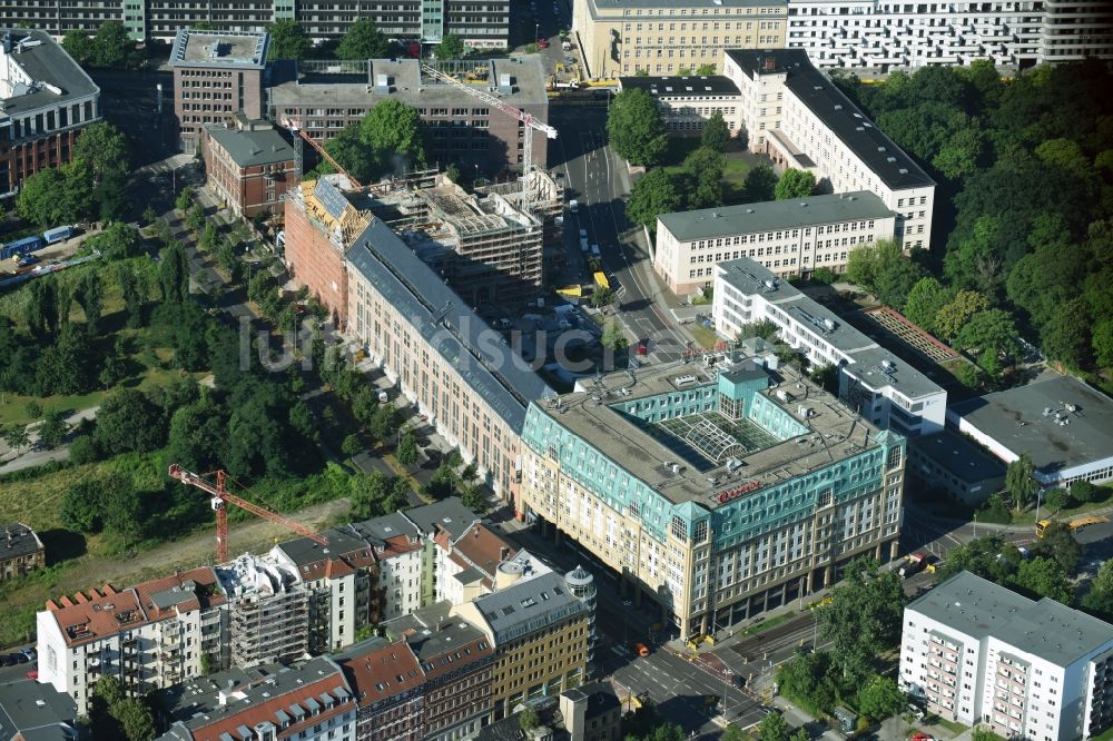 Luftaufnahme Leipzig - Baustelle zu Sanierungsarbeiten und zur Rekonstruktion des Bugra-Messehaus im Graphischen Viertel in Leipzig im Bundesland Sachsen