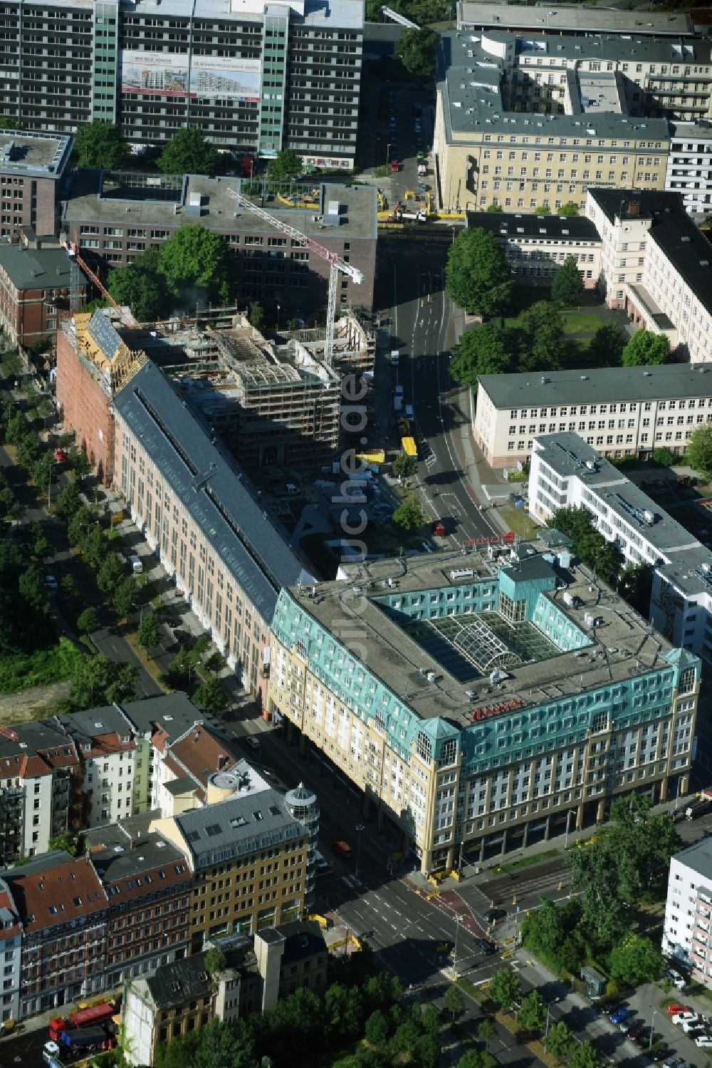 Leipzig von oben - Baustelle zu Sanierungsarbeiten und zur Rekonstruktion des Bugra-Messehaus im Graphischen Viertel in Leipzig im Bundesland Sachsen