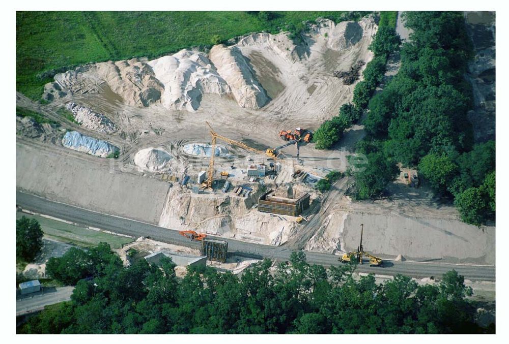 Luftaufnahme Ludwigsfelde/ Genshagener Heide (Brandenburg) - Baustelle Schienenübergang der Anhalter Bahn - Ludwigsfelde (Brandenburg)