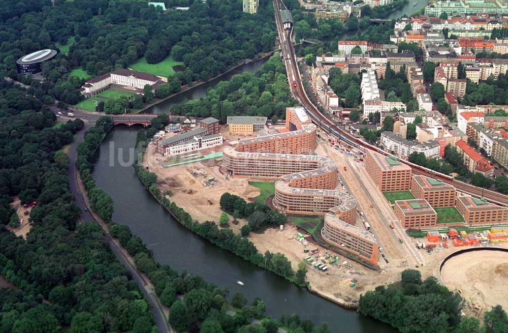 Luftbild Berlin Moabit - Baustelle Schlangenförmiges Wohnhaus / residential house Moabiter Werder Berlin-Mitte