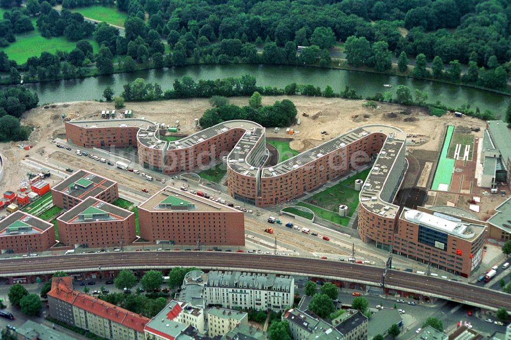 Berlin Moabit von oben - Baustelle Schlangenförmiges Wohnhaus / residential house Moabiter Werder Berlin-Mitte