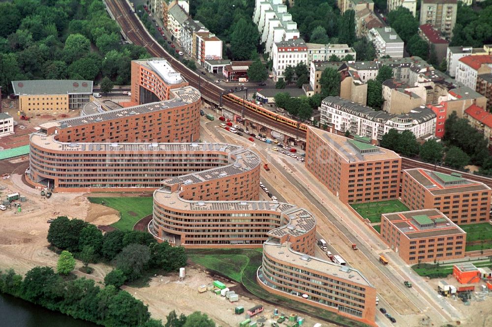 Luftaufnahme Berlin Moabit - Baustelle Schlangenförmiges Wohnhaus / residential house Moabiter Werder Berlin-Mitte