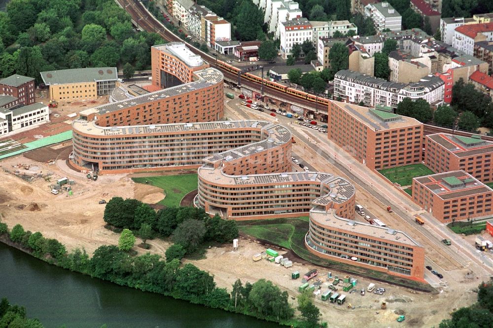 Berlin Moabit von oben - Baustelle Schlangenförmiges Wohnhaus / residential house Moabiter Werder Berlin-Mitte