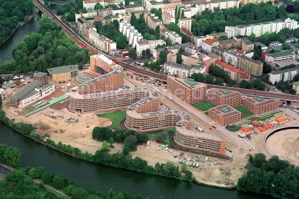 Berlin Moabit aus der Vogelperspektive: Baustelle Schlangenförmiges Wohnhaus / residential house Moabiter Werder Berlin-Mitte