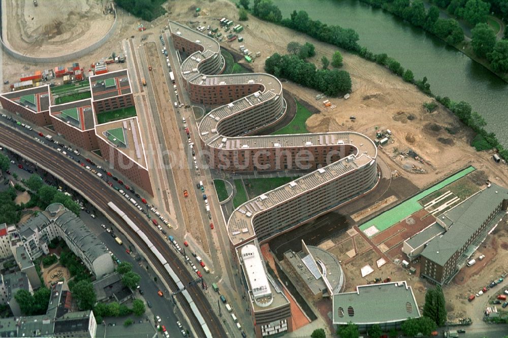 Luftaufnahme Berlin Moabit - Baustelle Schlangenförmiges Wohnhaus / residential house Moabiter Werder Berlin-Mitte