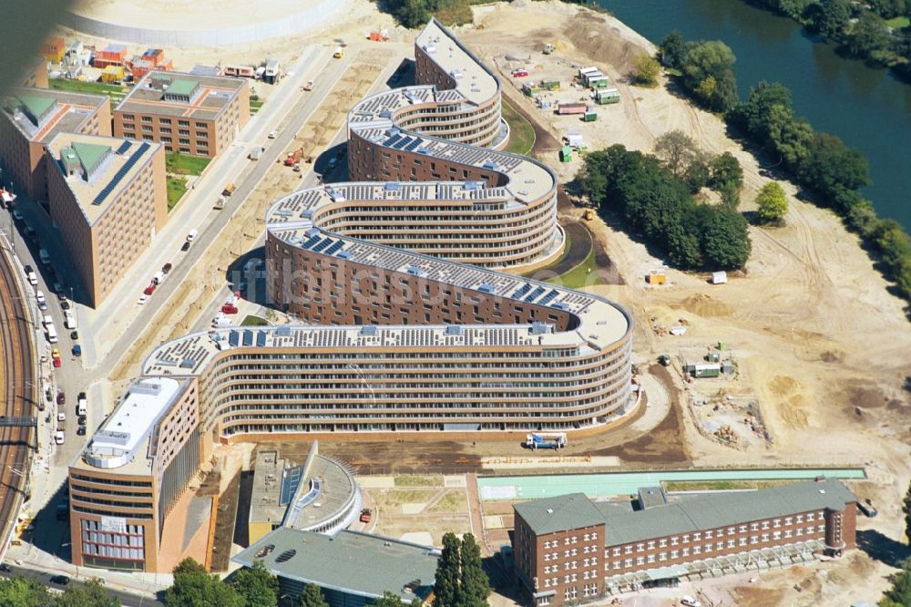 Berlin Moabit von oben - Baustelle Schlangenförmiges Wohnhaus / residential house Moabiter Werder Berlin-Mitte