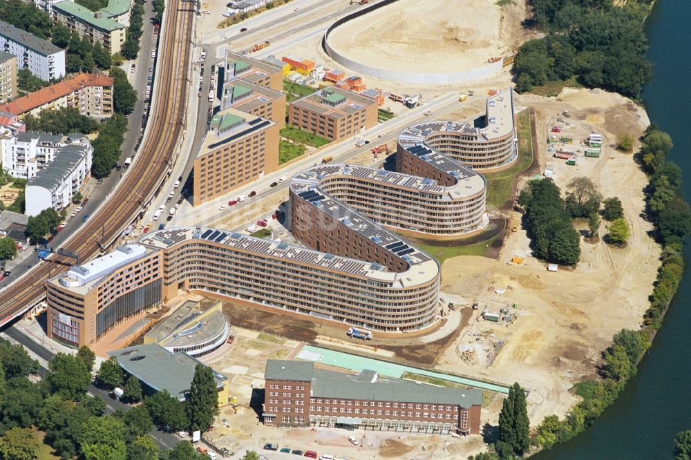 Berlin Moabit aus der Vogelperspektive: Baustelle Schlangenförmiges Wohnhaus / residential house Moabiter Werder Berlin-Mitte