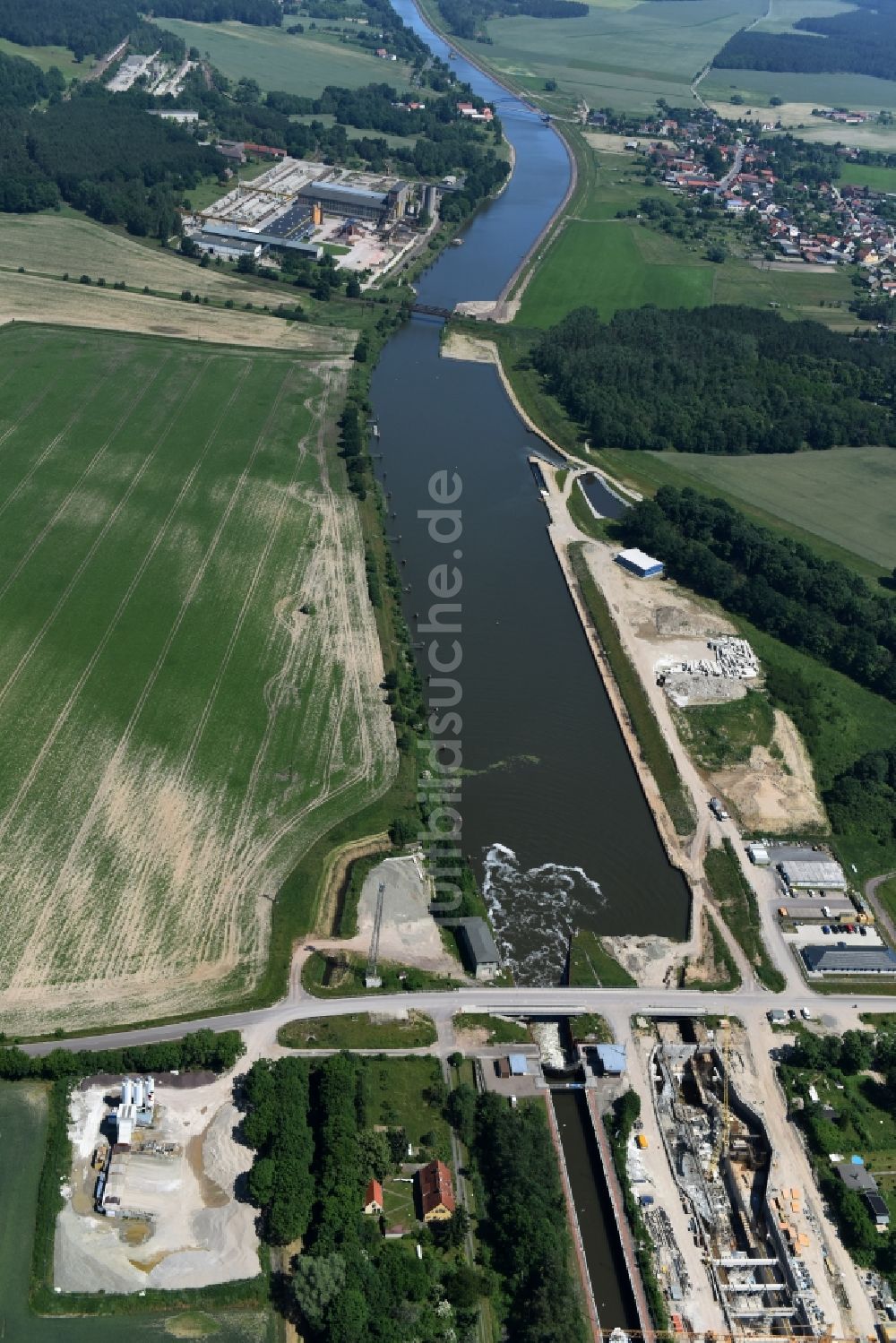 Elbe-Parey aus der Vogelperspektive: Baustelle Schleuse Zerben und Zerbener Brücke am Elbe-Havel-Kanal im Bundesland Sachsen-Anhalt