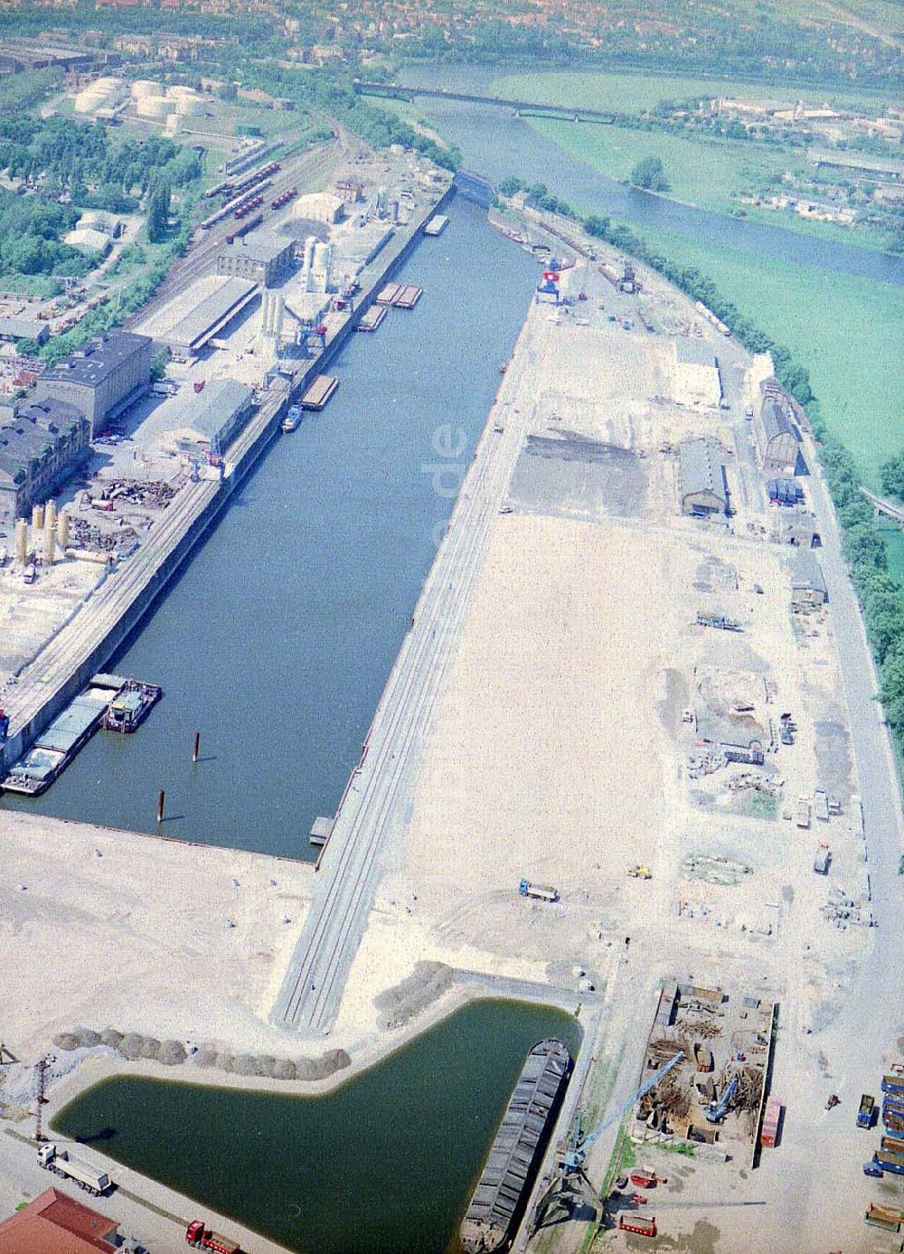 Dresden / Sachs. von oben - Baustelle der Sächsischen Binnenhafen Oberelbe GmbH an der Magdeburger Straße 58 in 01067 DRESDEN (tel.: 0351-49820).