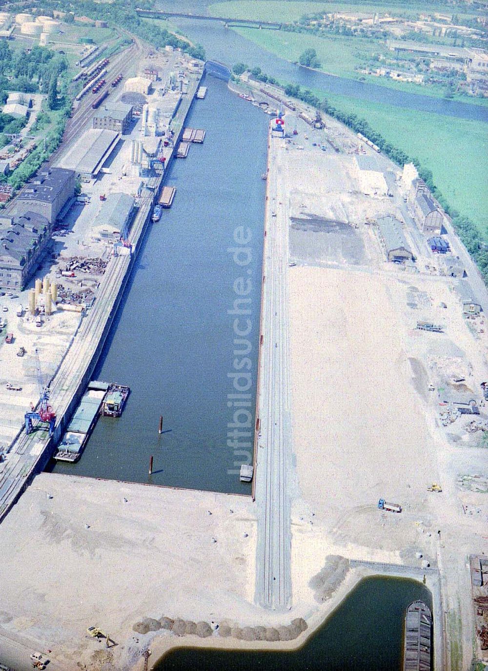 Dresden / Sachs. aus der Vogelperspektive: Baustelle der Sächsischen Binnenhafen Oberelbe GmbH an der Magdeburger Straße 58 in 01067 DRESDEN (tel.: 0351-49820).