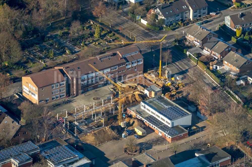 Bottrop von oben - Baustelle Schulgebäude der Gemeinschaftshauptschule Kirchhellen - Vestisches Gymnasium im Ortsteil Kirchhellen in Bottrop im Bundesland Nordrhein-Westfalen