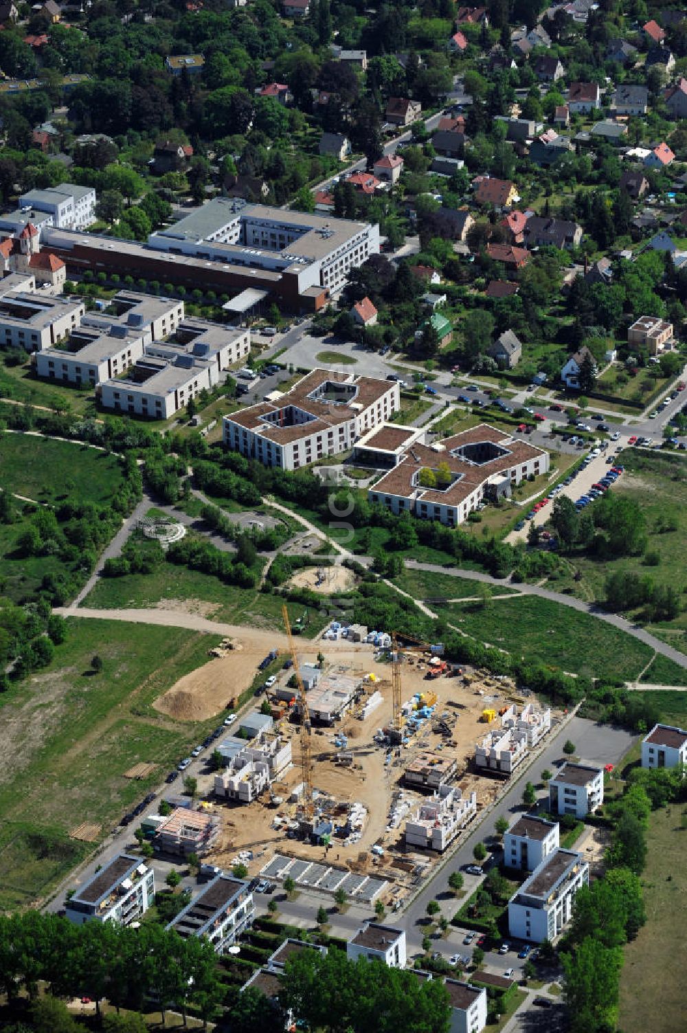 Berlin aus der Vogelperspektive: Baustelle Siedlung Neue Gartenstadt Falkenberg in Berlin-Altglienicke