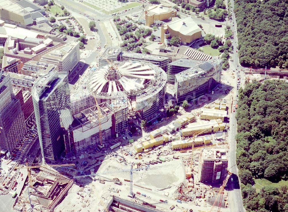 Berlin - Tiergarten von oben - Baustelle des SONY-Centers am Potsdamer Platz in Berlin-Tiergarten.