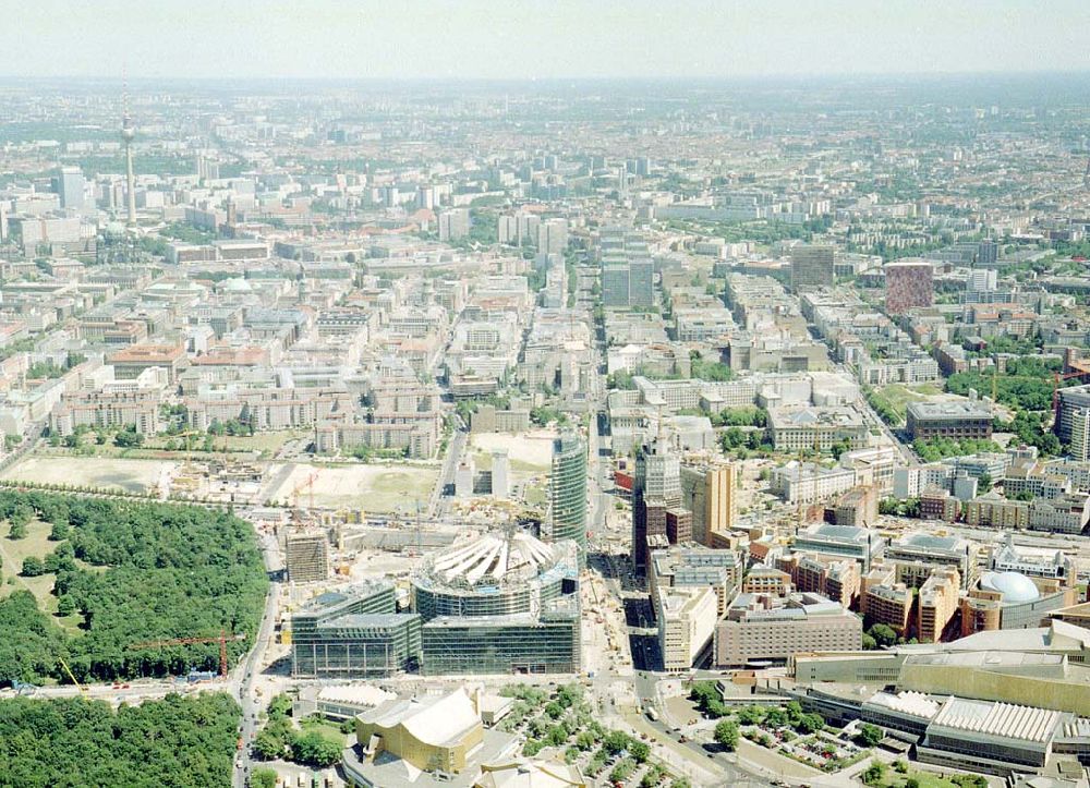 Berlin - Tiergarten aus der Vogelperspektive: Baustelle des SONY-Centers am Potsdamer Platz in Berlin-Tiergarten.