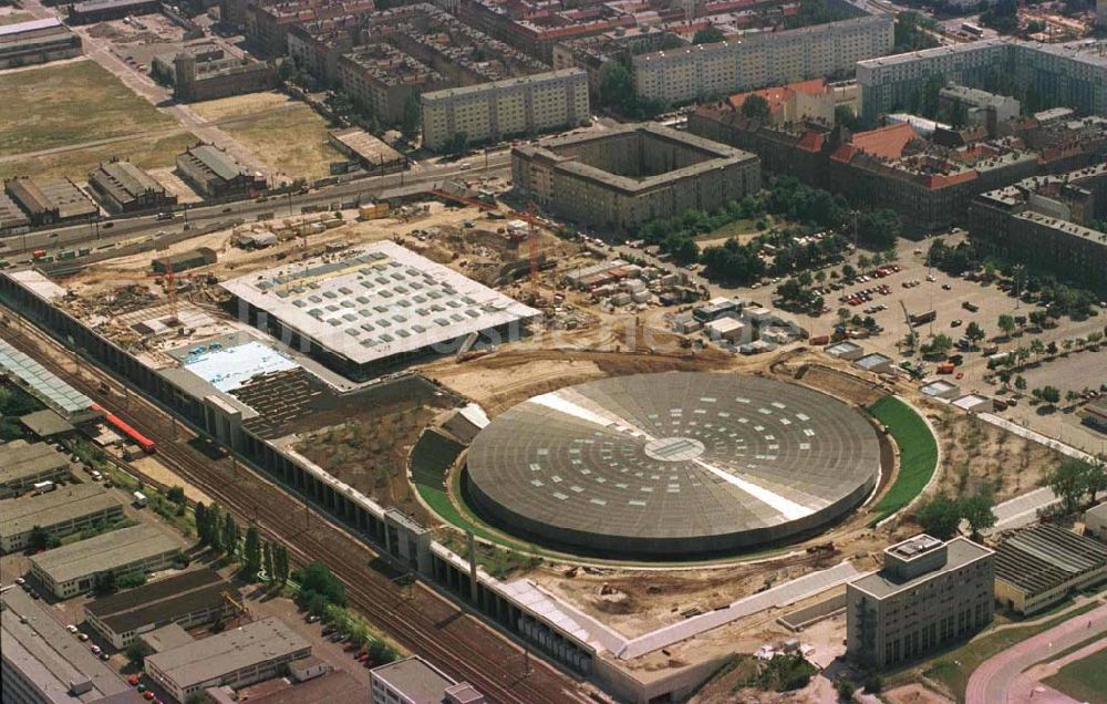 Luftaufnahme Berlin - Friedrichshain - Baustelle Sportkomplex an der Landsberger Allee (OSB SSB GmbH).