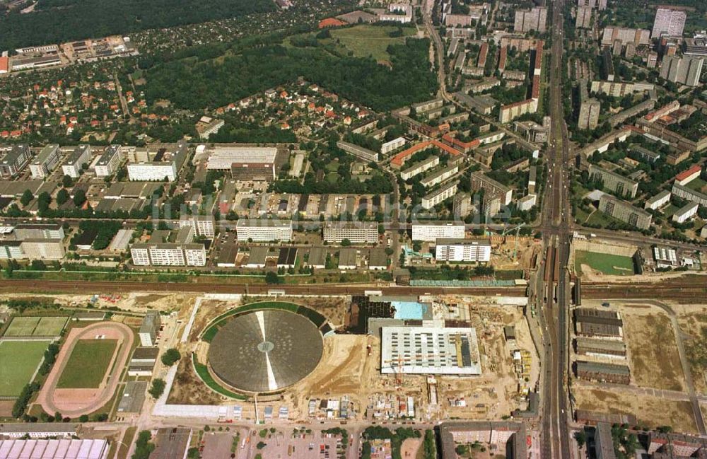 Luftaufnahme Berlin - Friedrichshain - Baustelle Sportkomplex an der Landsberger Allee (OSB SSB GmbH).