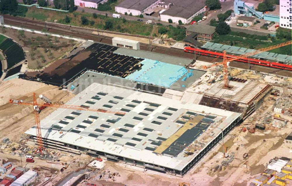 Luftaufnahme Berlin - Friedrichshain - Baustelle Sportkomplex an der Landsberger Allee (OSB SSB GmbH).