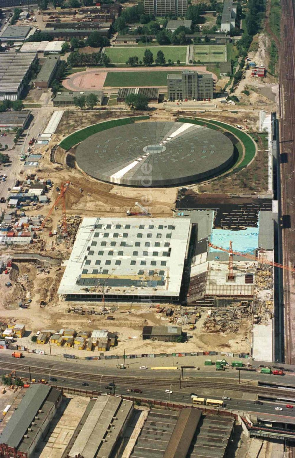 Berlin - Friedrichshain aus der Vogelperspektive: Baustelle Sportkomplex an der Landsberger Allee (OSB SSB GmbH).