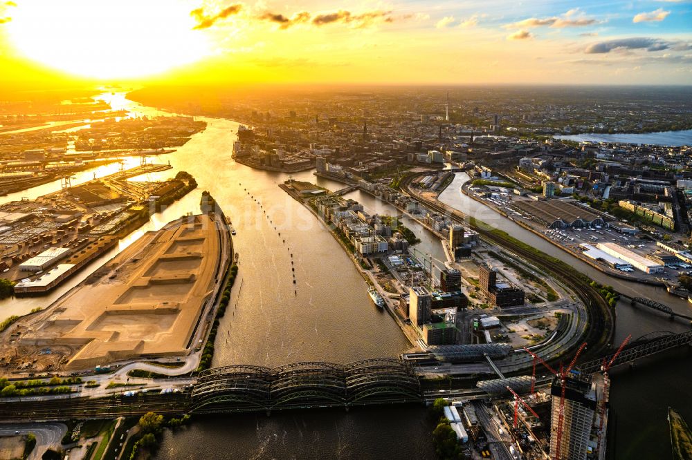 Hamburg aus der Vogelperspektive: Baustelle des Stadtentwicklungsgebietes Baakenhafen an der Elbe in Hamburg