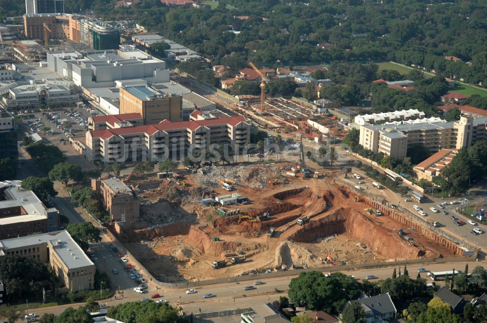 JOHANNESBURG von oben - Baustelle im Stadtteil Rosebank von Johannesburg