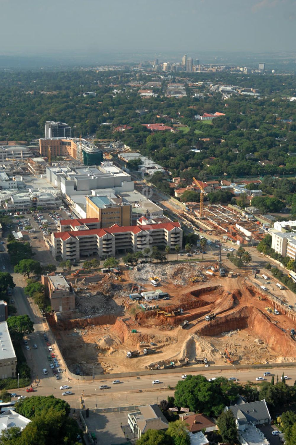 JOHANNESBURG aus der Vogelperspektive: Baustelle im Stadtteil Rosebank von Johannesburg