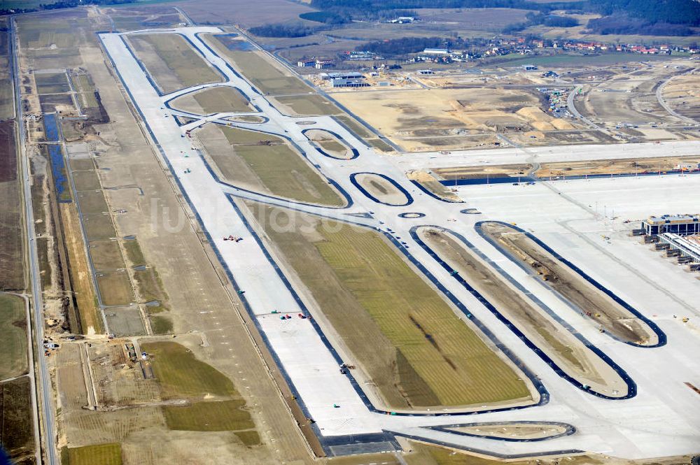 Schönefeld von oben - Baustelle der Start- und Landebahn des Flughafens BBI in Schönefeld