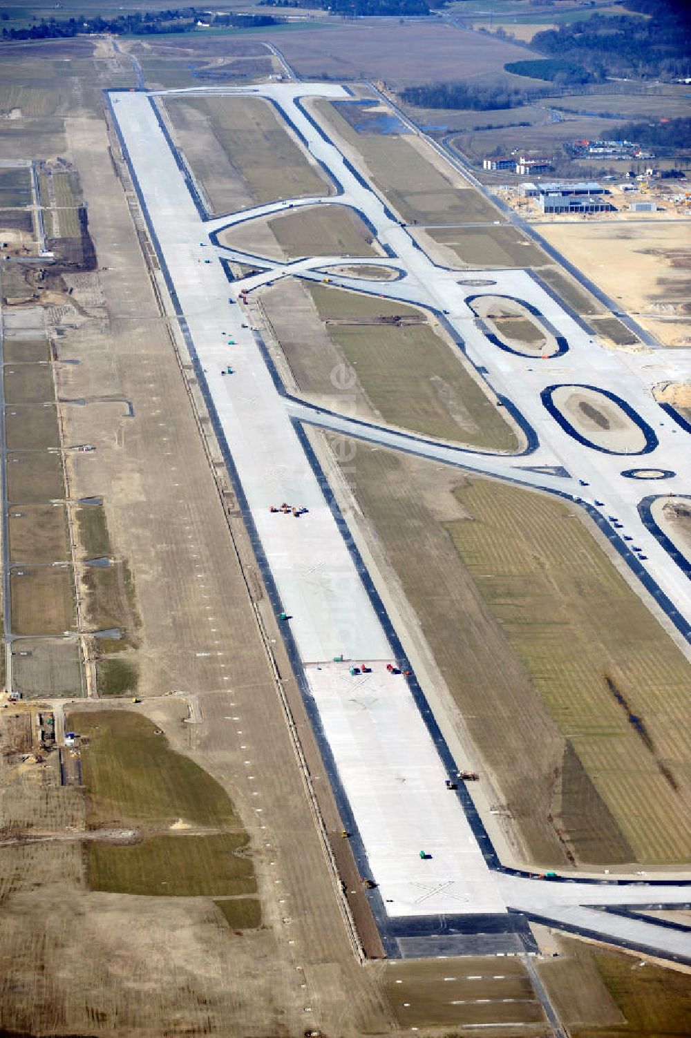 Schönefeld aus der Vogelperspektive: Baustelle der Start- und Landebahn des Flughafens BBI in Schönefeld