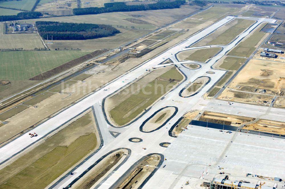 Luftbild Schönefeld - Baustelle der Start- und Landebahn des Flughafens BBI in Schönefeld